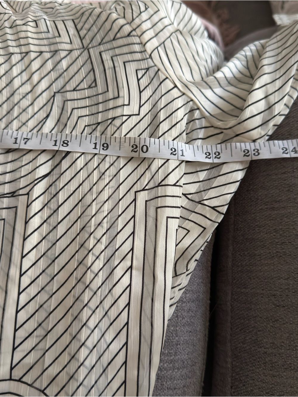 H&M Black and White STAND-UP COLLAR BLOUSE Geometric Design Fall Size large - Picture 5 of 9
